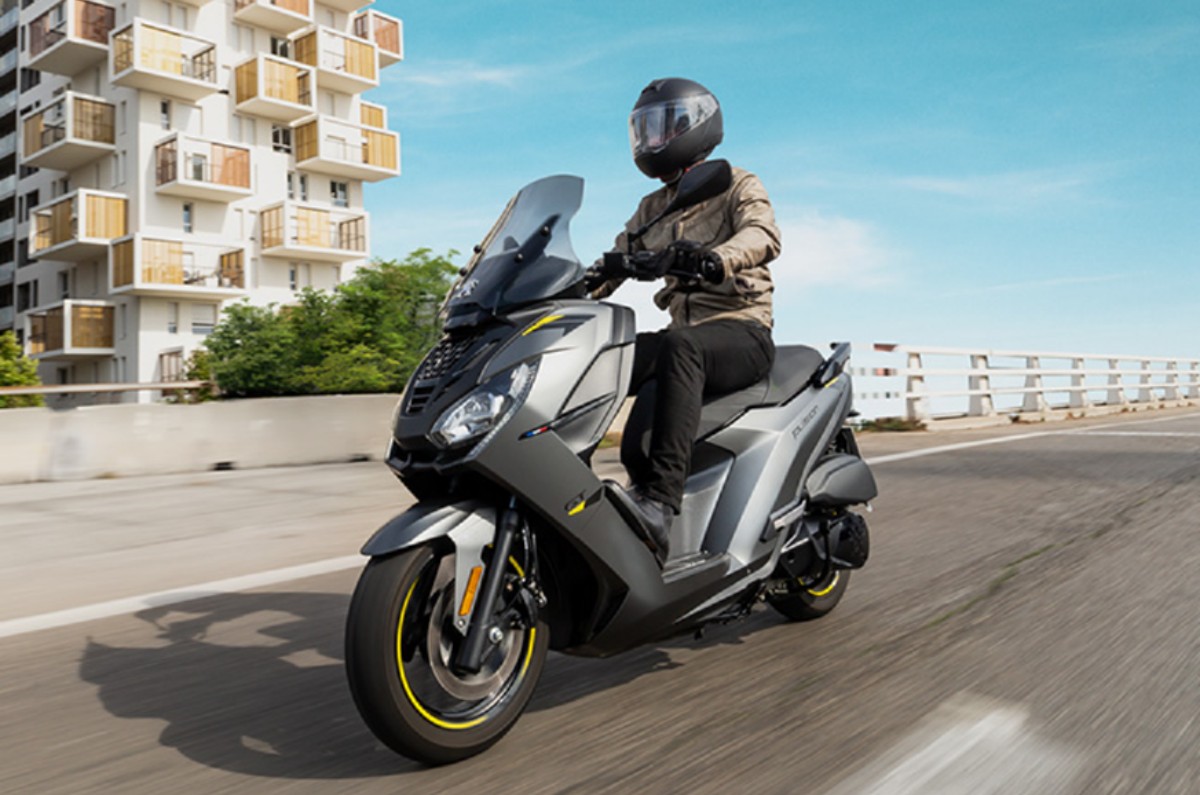 Peugeot Pulsion 125 riding shot.